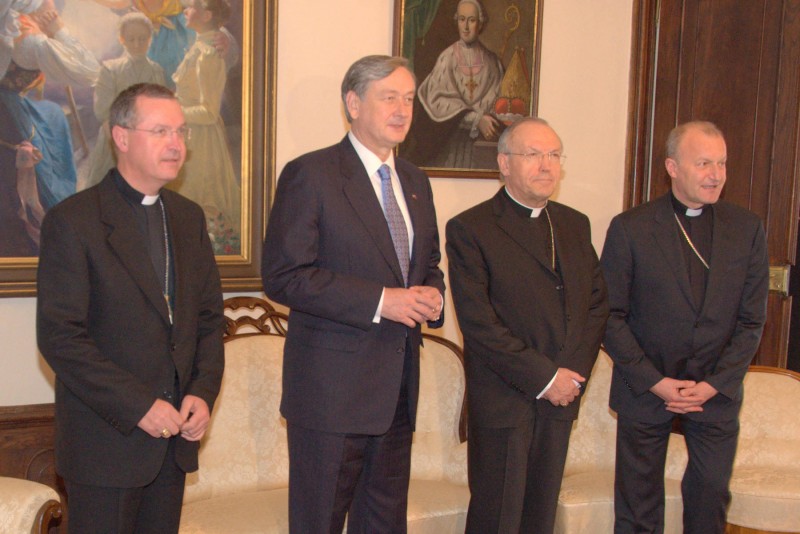 Od leve proti desni: nadškof Turnšek, predsednik republike Türk, nadškof Stres in škof Jamnik - foto - Janez Platiše