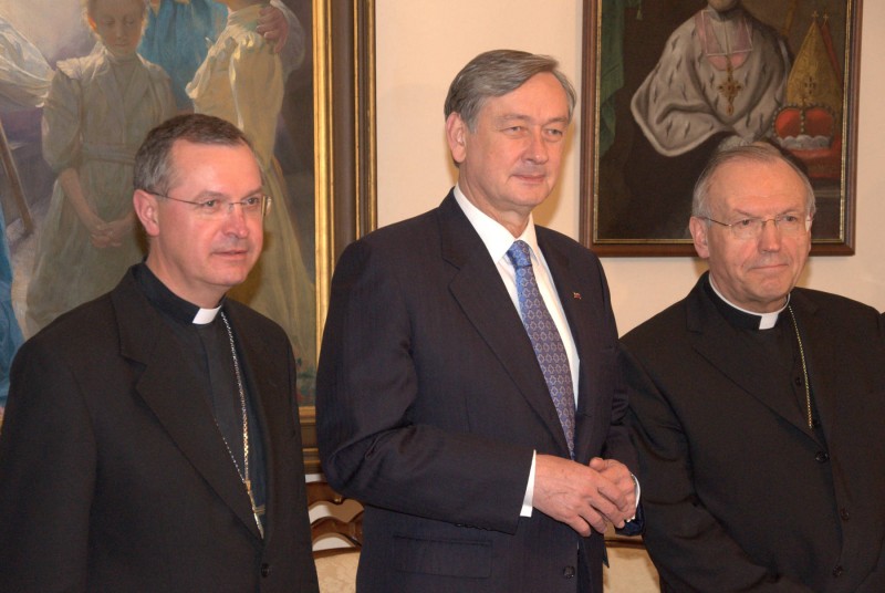 Od leve proti desni: nadškof Turnšek, predsednik republike Türk in nadškof Stres - foto - Janez Platiše
