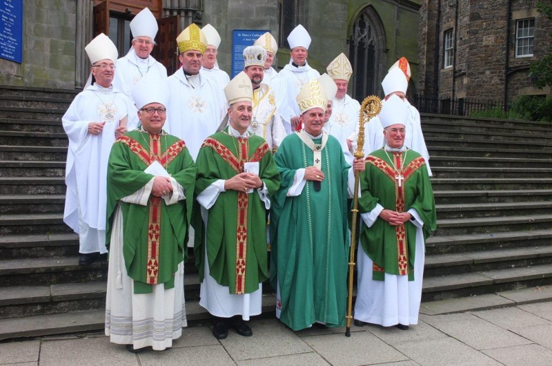 Po maši pred stolnico v Edinburgu - škofje in kardinal O'Brien