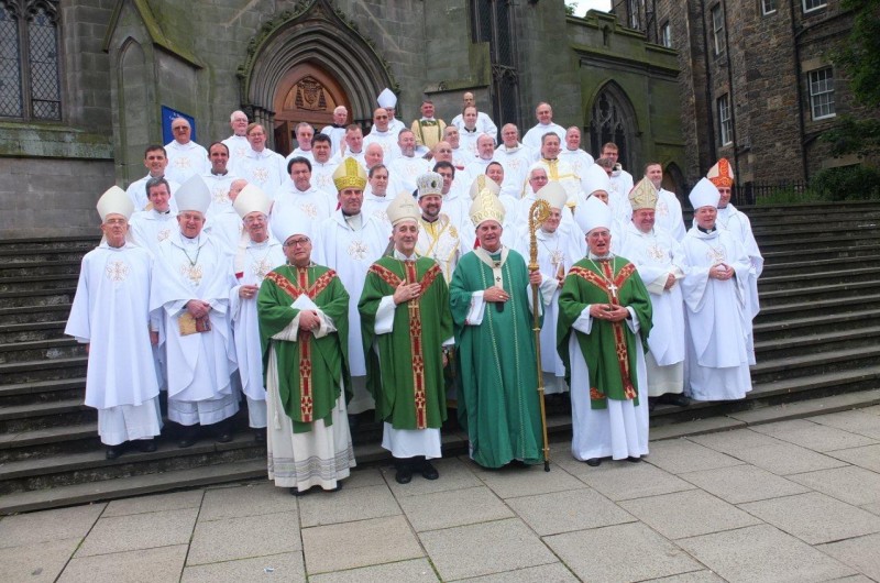 Po maši pred stolnico v Edinburgu - tajniki in kardinal O'Brien