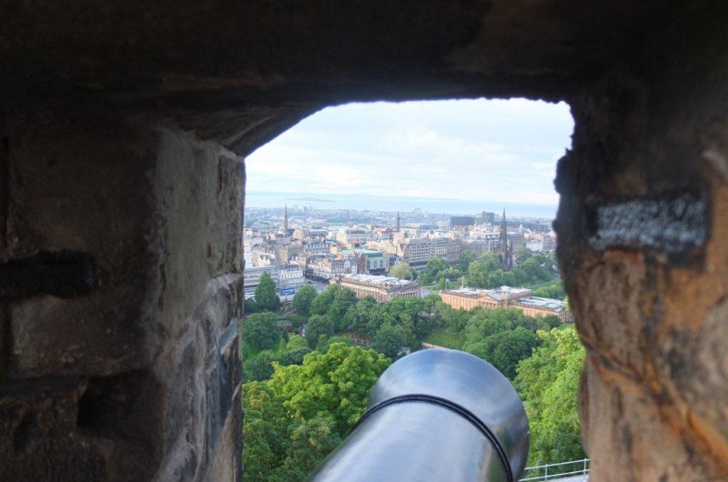 Pogled skozi strelno lino na Edinburgh