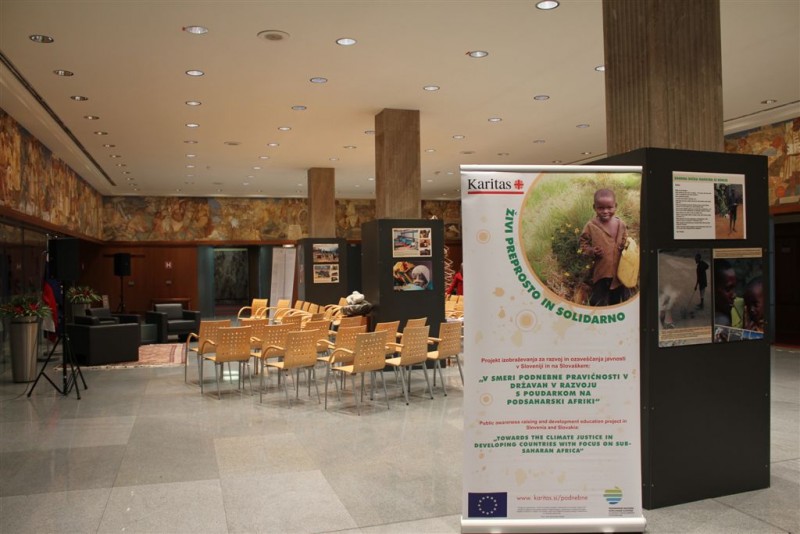 Izobraževalna razstava Karitas v Državnem zboru - foto - Slovenska karitas