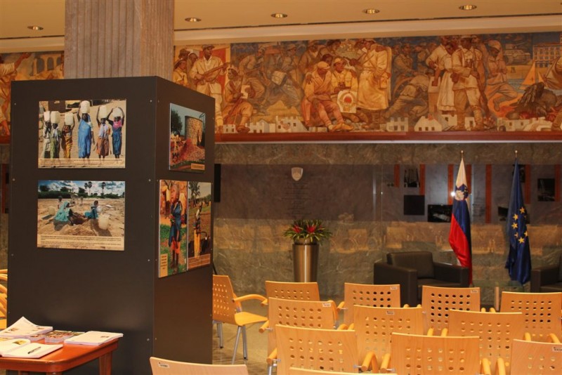 Izobraževalna razstava Karitas v Državnem zboru - foto - Slovenska karitas
