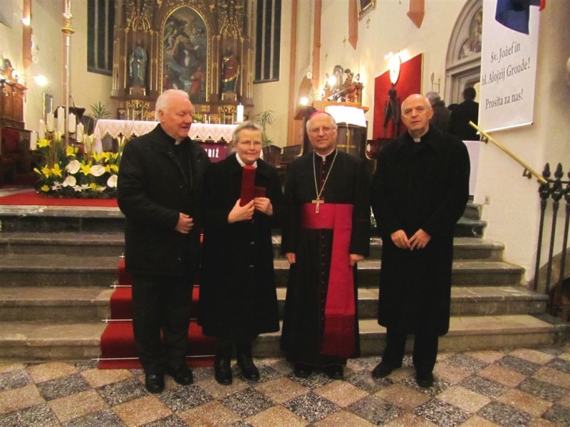 Odlikovanka z domačim župnikom, škofom Glavanom in generalnim vikarjem Metelkom