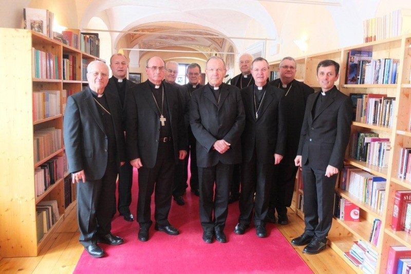 Škofje z apostolskim nuncijem