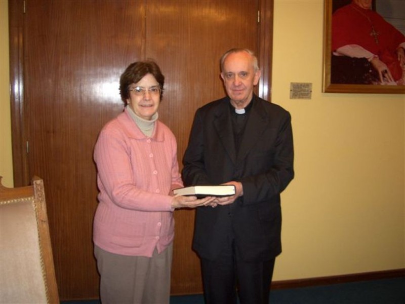 Nekdanja predsednica Argentinske svetopisemske družbe Martha Dergarabedian in kardinal Bergoglio