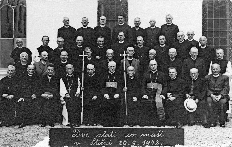 Med duhovniki begunci v Stični 20. septembra 1942