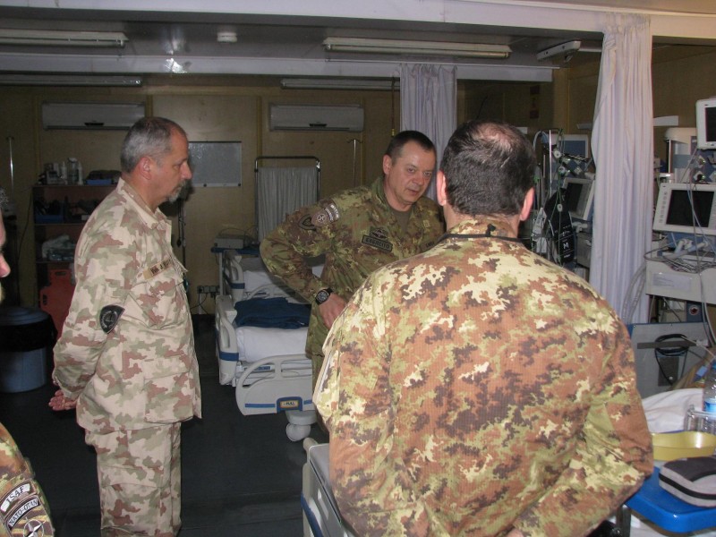Na obisku pri ranjenih vojakih italijanske vojske v šoanski vojaški bolnišnici v FOB Herat