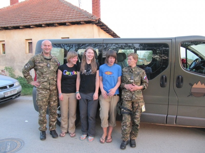 Ekipa delivcev pomoči z leve: vojaški kaplan Matej Jakopič, prostovoljci in ga. Rupar.