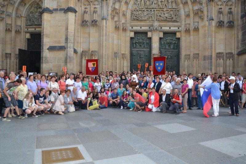 Romarji soboške in celjske škofije pred katedralo sv. Vida v Pragi