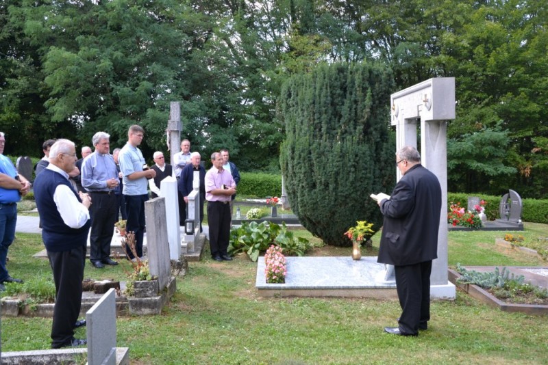 Molitev duhovnikov in obeh škofov ob uri Ivanocyeve smrti na njegovem grobu