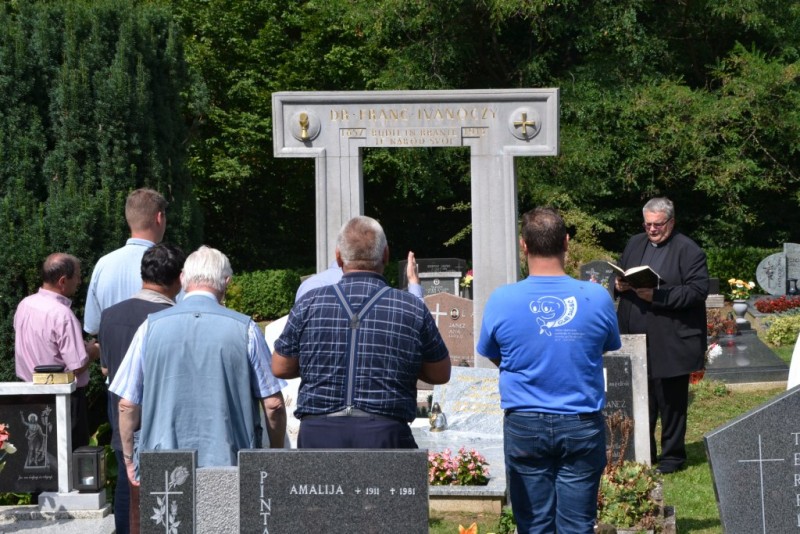 Molitev duhovnikov in obeh škofov ob uri Ivanocyeve smrti na njegovem grobu