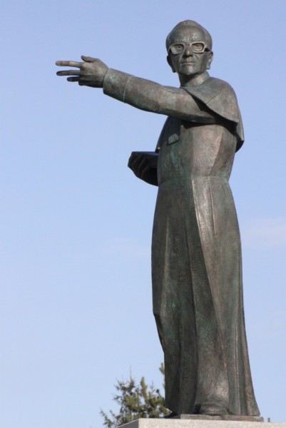 Kip msgr. Lojzeta Kozarja pred cerkvijo v Odrancih