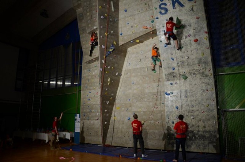 Nadebudni plezalci na visoki steni ŠKG