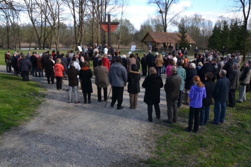 Začetek molitve križevega pota v Halasovem spominskem parku v Kotu