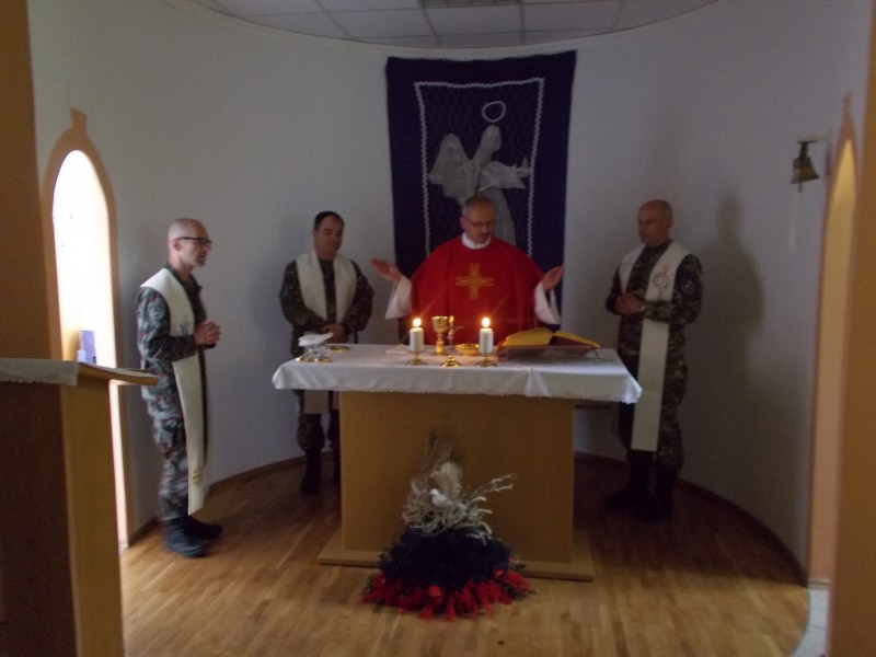 Jože Plut, vojaški vikar, daruje mašo ob Dnevu SV 2014