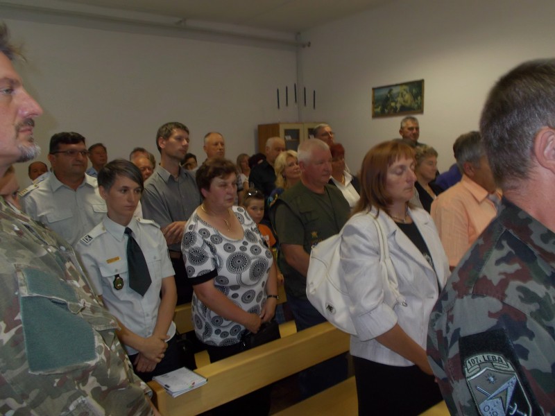 Zbrano ljudstvo pri blagoslovu vojaške kapele v Cerkljah ob Krki.