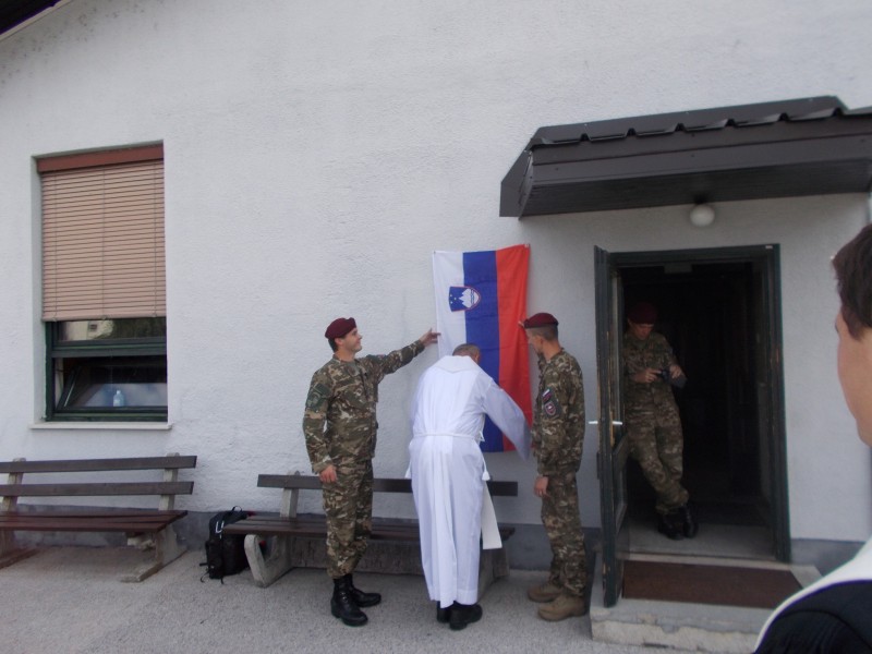 Pastor. asist. France Kokalj, vikar in podpolkovnik Močnik pri odkrivanju table na vhodu v kapelo.