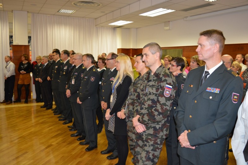 Pripadniki Generalštaba in MORS med poslušanjem božičnega programa Vojaškega vikariata 2014