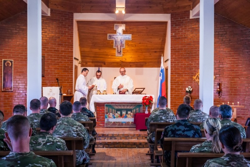 Vojaški vikar vodi bogoslužje v kapeli vojaške baze na Kosovem