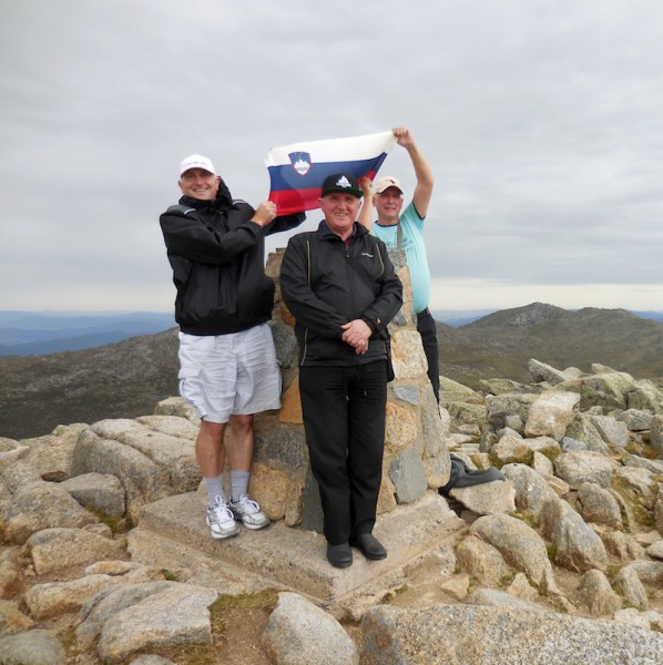 Nadškof Zore na vrhu Avstralije, na Mount Kosciuszko, z bratom Francijim in p. Davidom