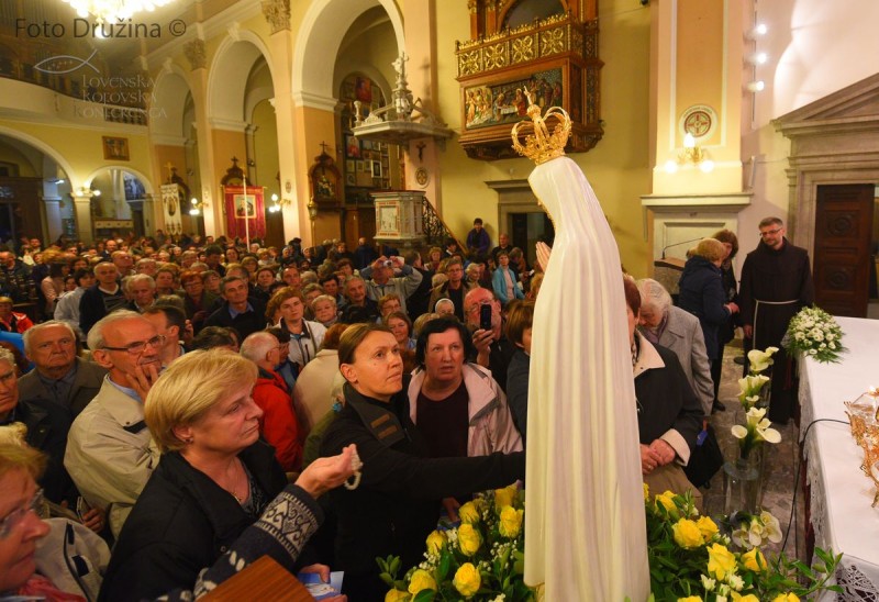 Milostna podoba Fatimske Marije roma po slovenskih župnijah od 12. maja do 13. oktobra 2016. Foto Družina