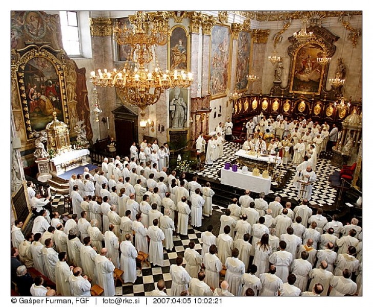 Na veliki četrtek škofje v stolnicah darujejo krizmeno mašo
