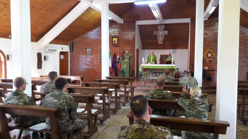 Vojaški vikar na pastoralnem obisku na Kosovem