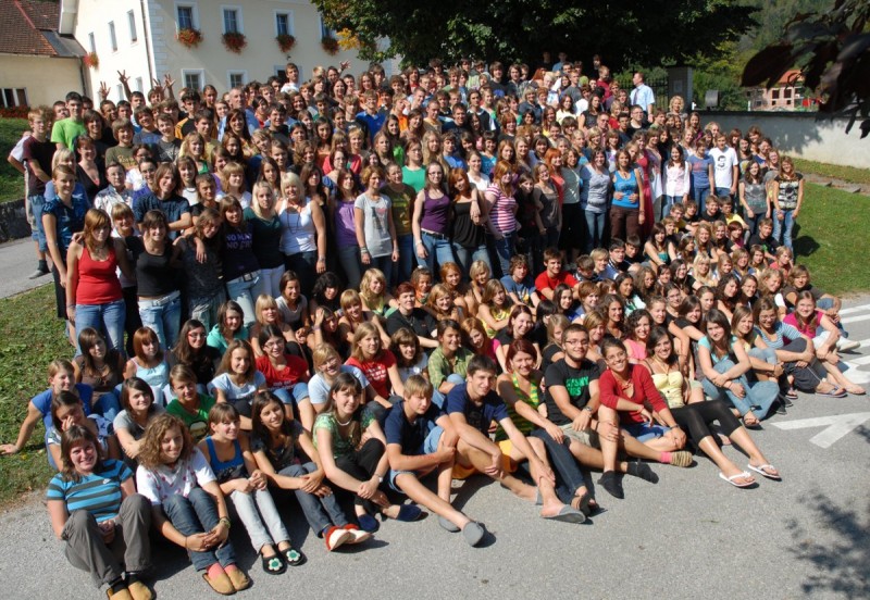 Fotografija vseh dijakov Gimnazije Želimlje v šolskem letu 2009/2010 - Vir Gimnazija Želimlje
