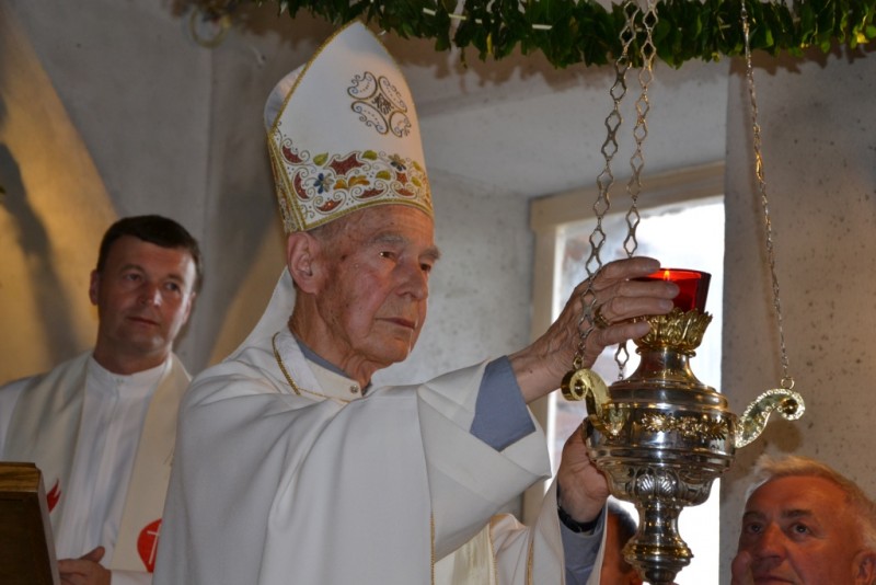 Škof Jožef Smej prižiga večno luč - foto - Klavdija Dominko