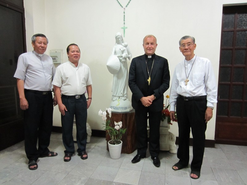 Škof msgr. dr. Anton Jamnik s kardinalom Jean-Baptistom Pham Minh Manom