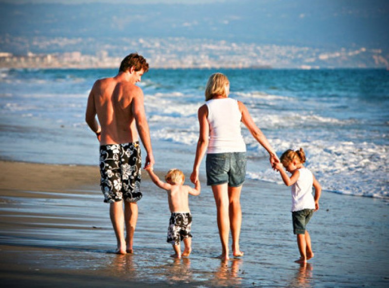 Družina na plaži - vir - Biba leze
