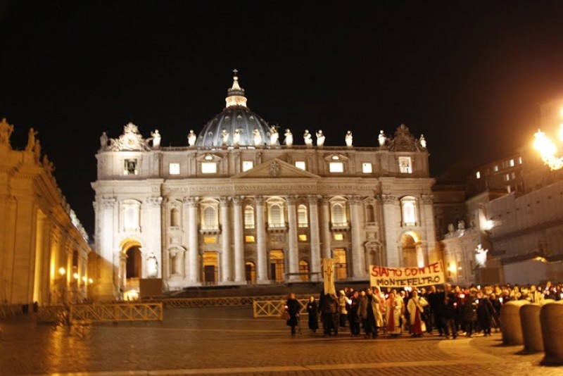 Trg sv. Petra ob slovesu papeža Benedikta XVI. - foto - p. Robert Bahčič