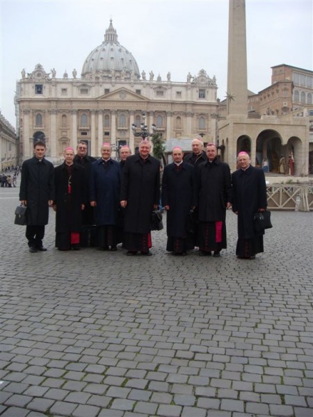 Slovenski škofje s tajnikom na Trgu sv. Petra v Vatikanu