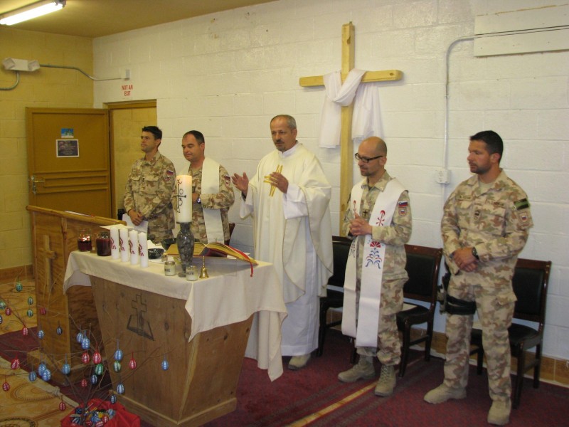 Vojaški vikar msgr. dr. Jože Plut v Farahu (Afganistan) z vojaški kaplani