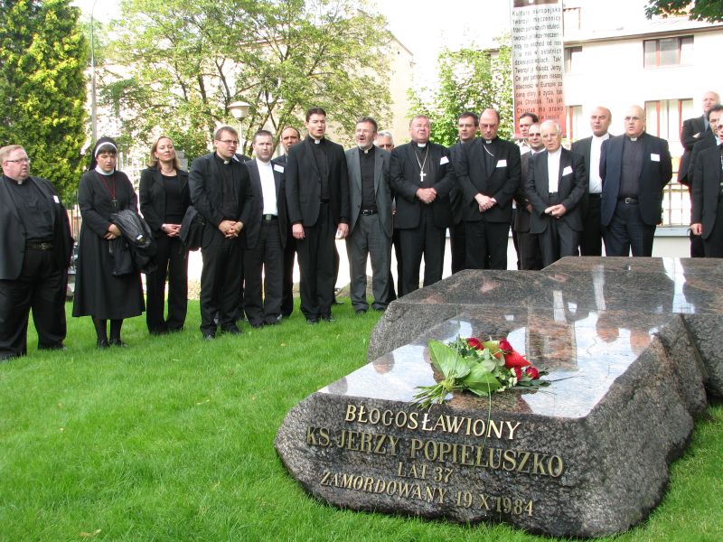Tajniki škofovskih konferenc na grobu Jerzyja Popieluszka na Poljskem - vir - CCEE