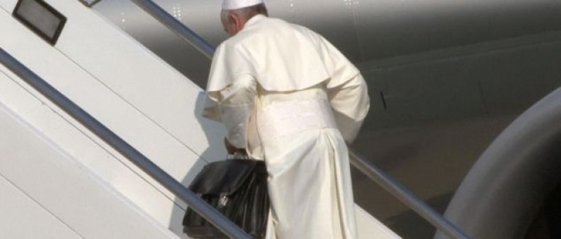 Papež Frančišek se vkrca na letalo v Rimu - Foto Famiglia Cristiana