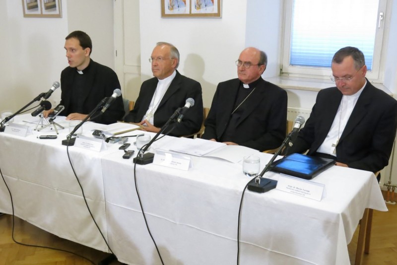 Conferenza stampa in occasione della rinuncia al governo pastorale degli Arcivescovi Stres e Turnšek - Foto Janez Platiše