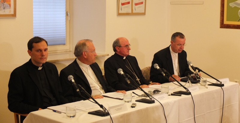 Novinarska konferenca ob odstopu nadškofov
