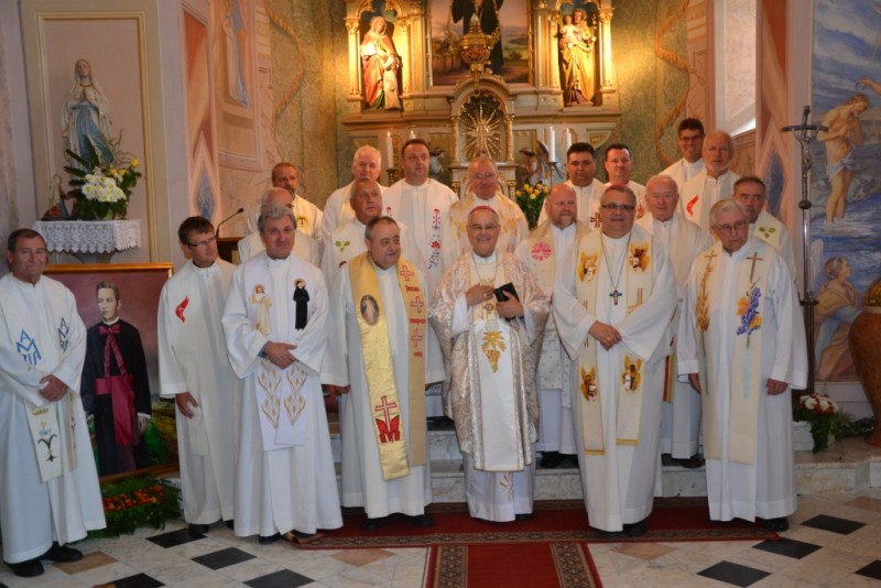 Duhovniki skupaj s škofoma na duhovnih vajah v Kančevcih