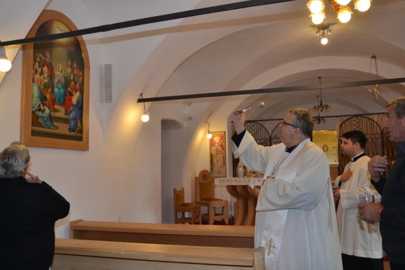 Škof dr. Peter Štumpf blagoslavlja novo podobo v kapeli klariškega samostana