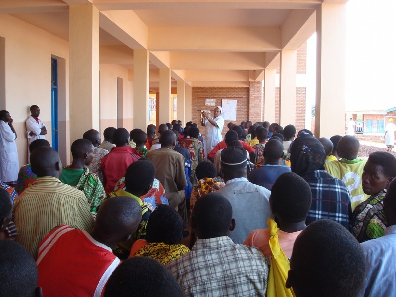 Zdravstveni center Ruzo v Burundiju, ki ga podpirajo na Slovenski karitas v sodelovanju z misijonarji. V zdravstvenem centru domačinom vsakodnevno nudijo zdravstveno vzgojo, tudi preventivo vzgojo pred okužbo s HIV