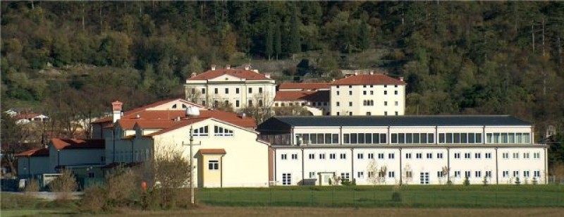 Škofijska gimnazija Vipava in dijaški dom nad njo.