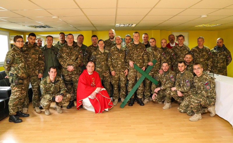 Po podelitvi sv. birme v vojaški kapeli na Kosovem.