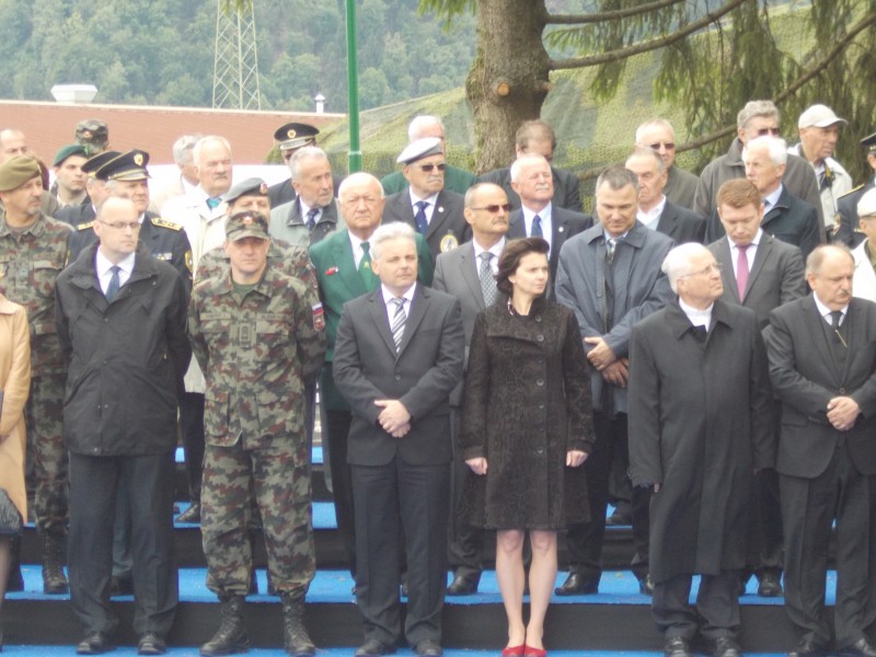 Škof Andrej Glavan med predstavniki družbeno političnega življenja ob Dnevu Slovenske vojske