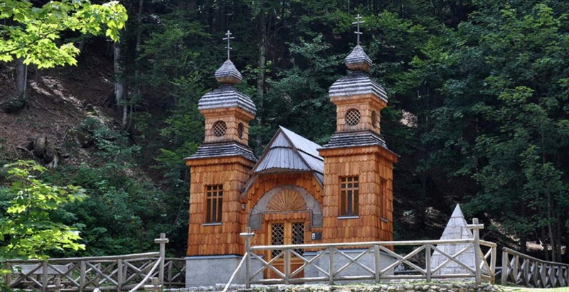 Ruska kapelica pod Vršičem je bila zgrajena v spomin na ruske vojne ujetnike, ki so izgubili življenje pri gradnji tamkajšnje ceste.