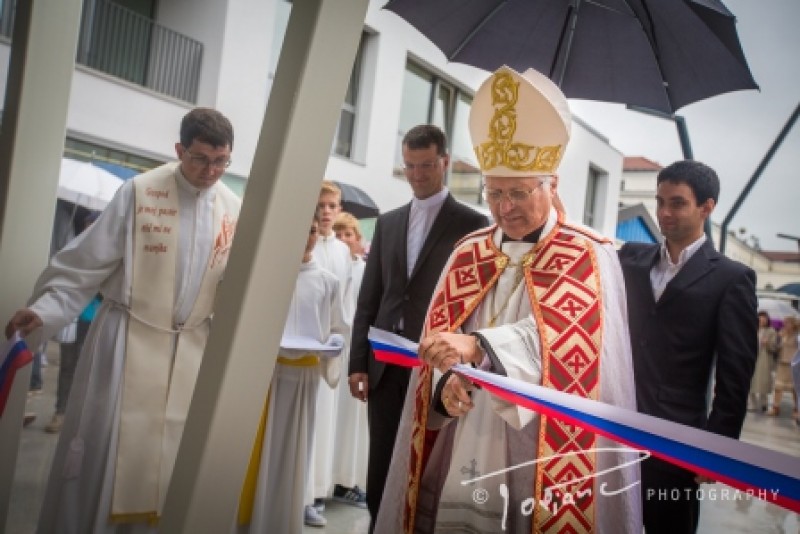 Škof Glavan je prerezal trak pred vhodom v novo šolo