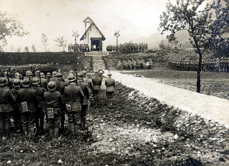 Molitev vojakov I. svetovne vojne pri kapelici