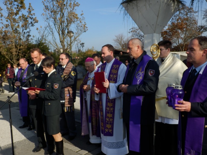 Škof Glavan moli pri spomeniku padlim v vojni za Slovenijo, Žale 2014
