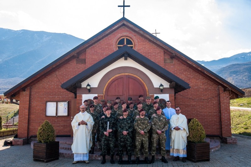 Slovesnost v vojaški kapeli na Kosovem